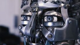 Reinventa un robot con las piezas de las máquinas de escribir.