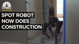 El robot de Boston Dynamics inspecciona la construcción.