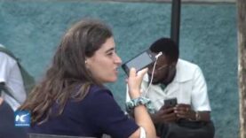 Cubanos pegados a sus celulares tras nuevos servicios de internet móvil.