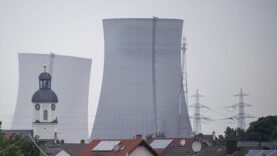 Con explosiones controladas acaban con las torres de la antigua central nuclear de Alemania