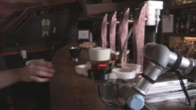 Un robot que sirve cerveza en el bar