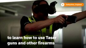 La policía del Reino Unido participa en un entrenamiento, utilizando realidad virtual.