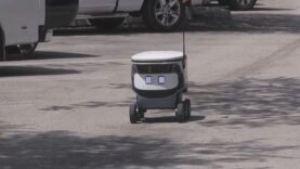 Robots que reparten comida conquistan a vecinos del barrio miamense de Brickell