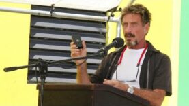 La viuda del magnate John McAfee rechaza que su marido se suicidase