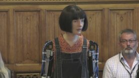 ‘Artista robot’ habla de arte y tecnología con legisladores del Reino Unido (Ingles)