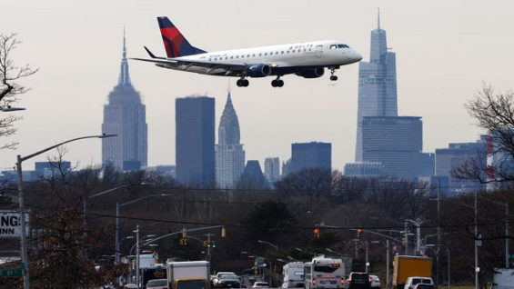 El caos en los viajes después de la falla del sistema de la FAA causa retrasos generalizados