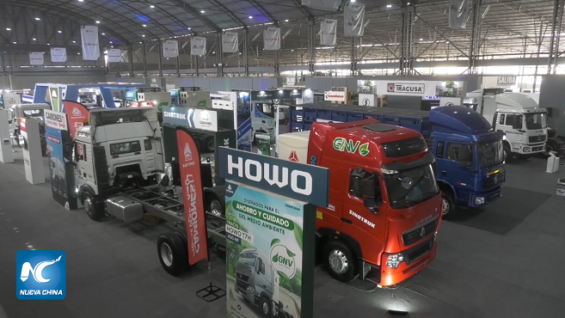 En la feria de transporte sostenible, los camiones chinos captan interés del publico Peruano