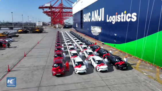 Barco ecológico de fabricación china inicia su viaje inaugural a Europa con 5 000 automóviles